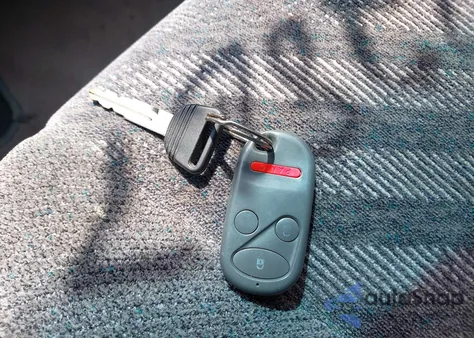 2000 Honda Cr-V Lx z USA, uszkodzony, nr VIN JHLRD1846YS008437